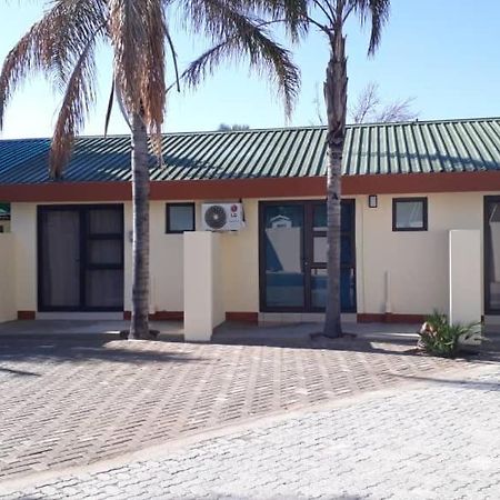 Отель Ry Courtyard Oshakati Экстерьер фото