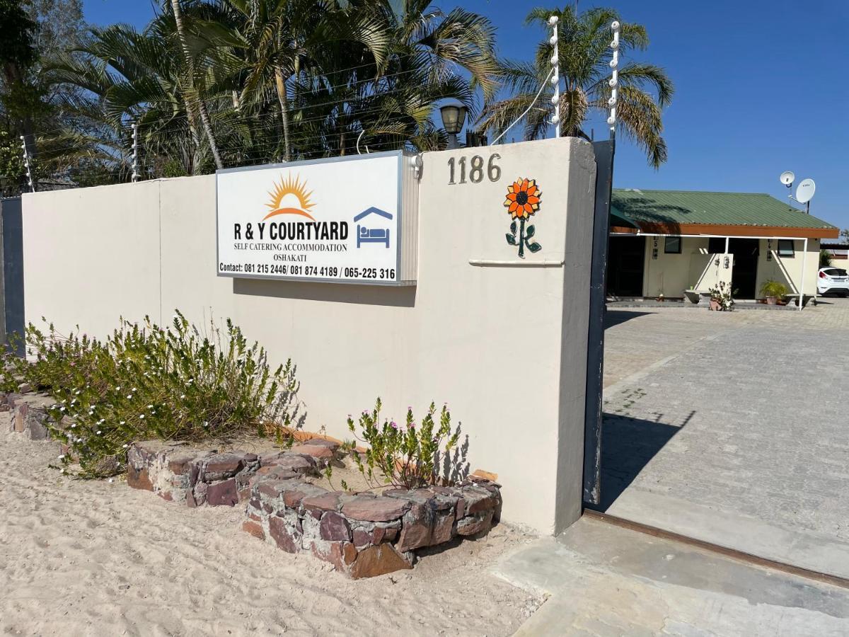 Отель Ry Courtyard Oshakati Экстерьер фото