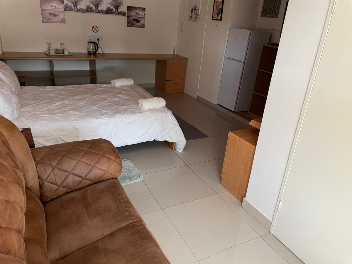 Отель Ry Courtyard Oshakati Экстерьер фото