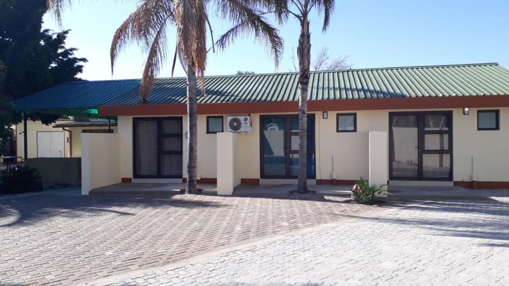 Отель Ry Courtyard Oshakati Экстерьер фото